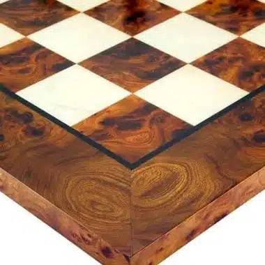 Échiquier Madrid II, détail du coin en bois d'orme et bruyère laqué