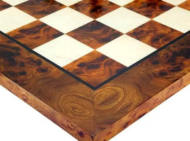 Échiquier Madrid II, détail du coin en bois d'orme et bruyère laqué