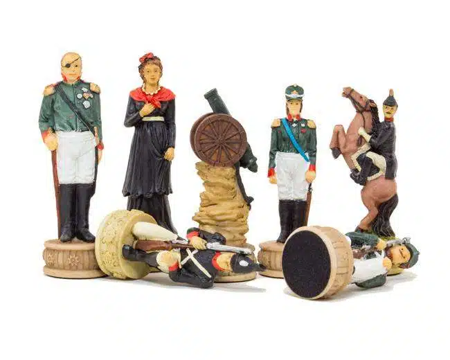 Ensemble Napoléon Campagne de Russie IV Jeu d'Echecs en Résine et Echiquier en Bois Teinté Noir et Ivoire – Image 9