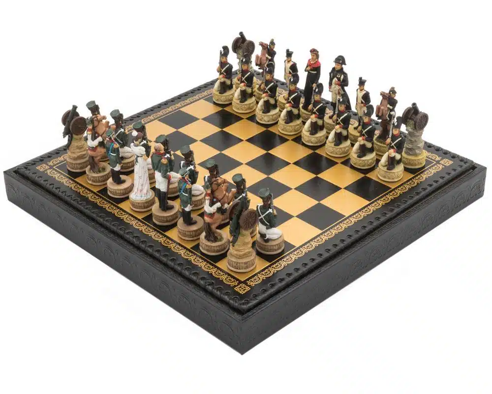 Ensemble Napoléon Campagne de Russie Jeu d'Echecs en Résine et Echiquier en Similicuir Noir