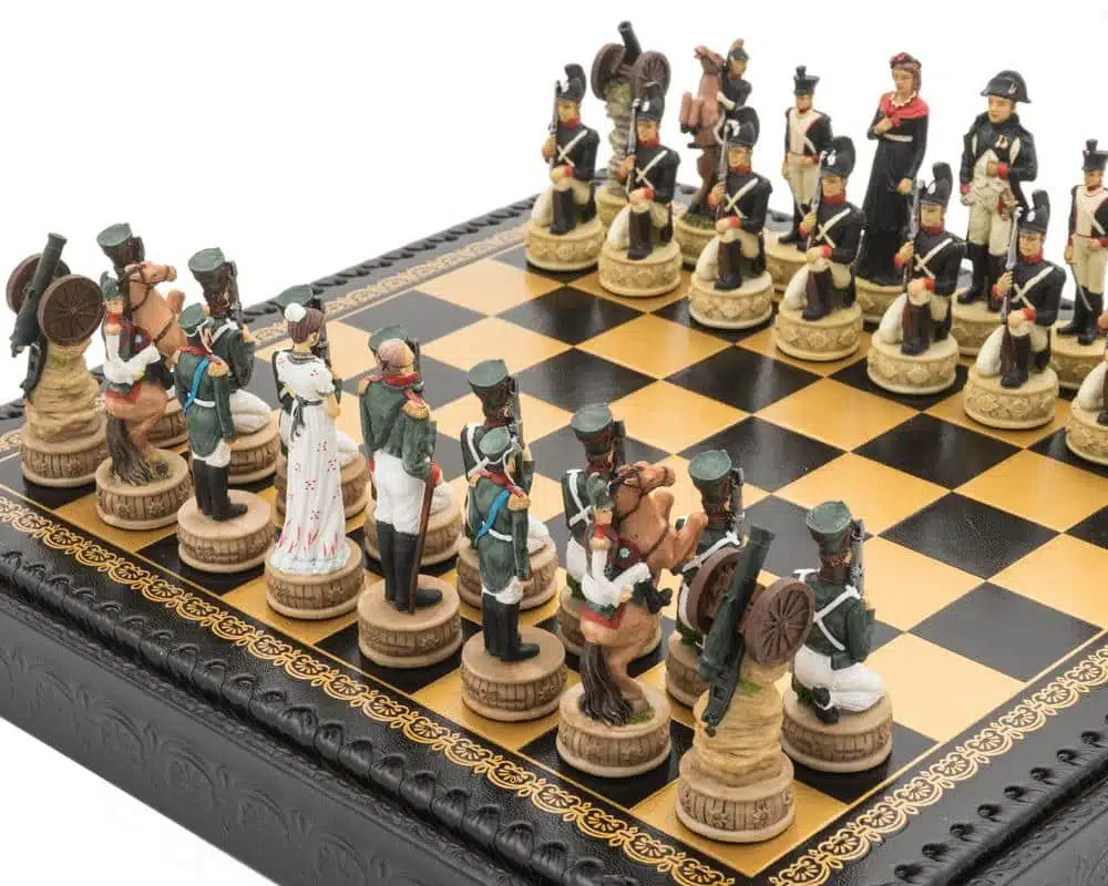Ensemble Napoléon Campagne de Russie Jeu d'Echecs en Résine et Echiquier en Similicuir Noir – Image 3