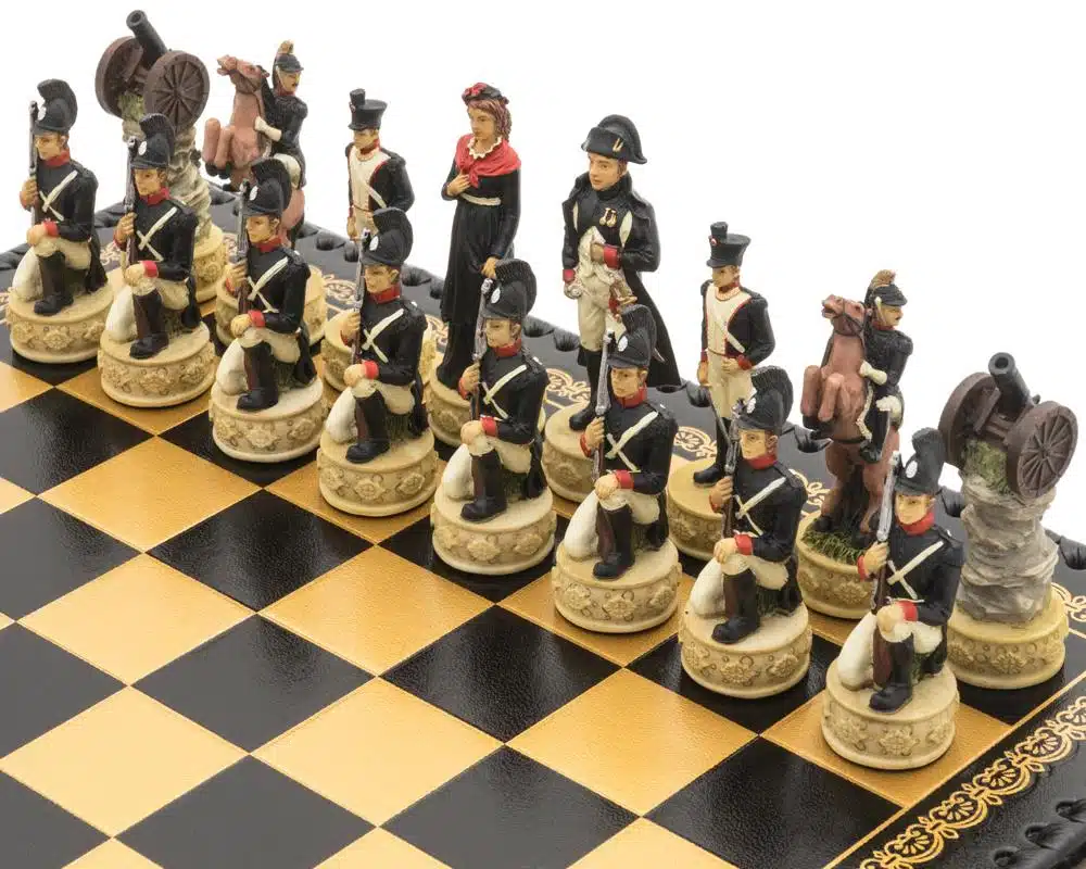 Ensemble Napoléon Campagne de Russie Jeu d'Echecs en Résine et Echiquier en Similicuir Noir – Image 5