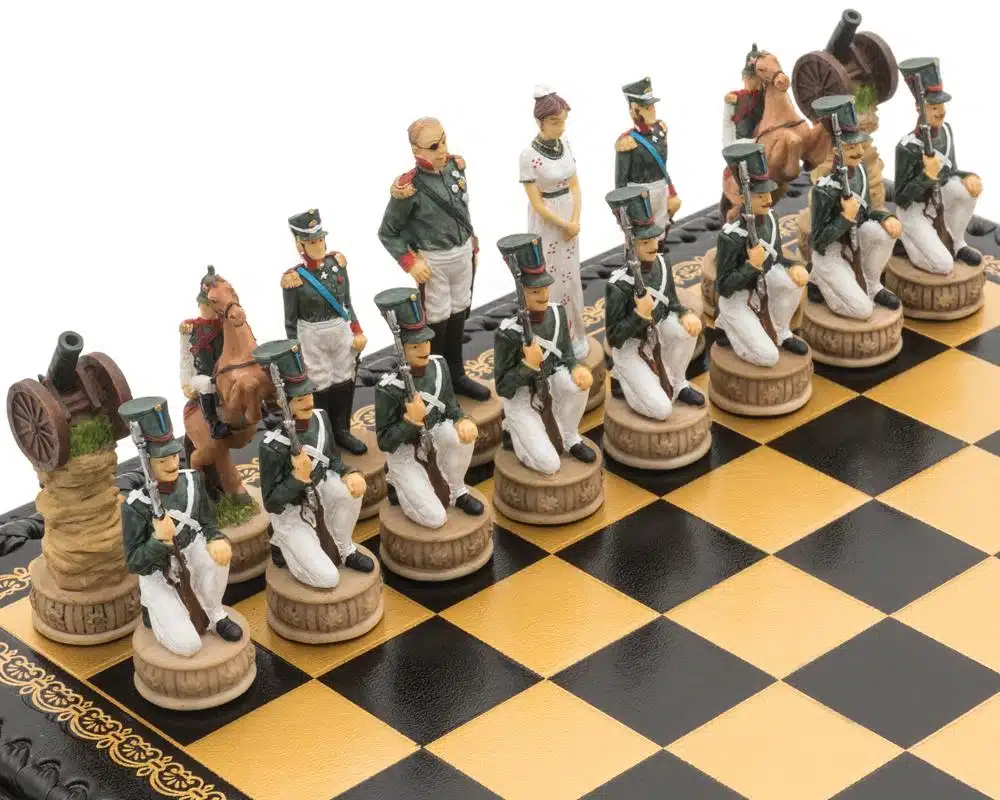 Ensemble Napoléon Campagne de Russie Jeu d'Echecs en Résine et Echiquier en Similicuir Noir – Image 4
