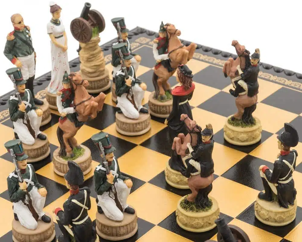 Ensemble Napoléon Campagne de Russie Jeu d'Echecs en Résine et Echiquier en Similicuir Noir – Image 2