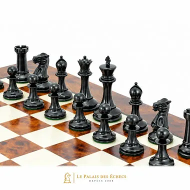 Pièces noires en bois d'ébène vues de près sur l'échiquier laqué