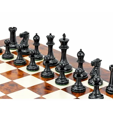 Pièces noires en bois d'ébène vues de près sur l'échiquier laqué