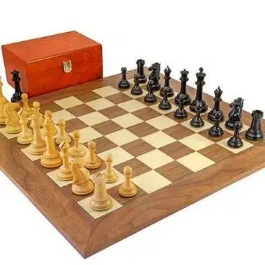 Ensemble Parthénon Echiquier en Bois de Noyer et d'Erable, Jeu d'Echecs en Bois d'Ebène et Buis & Coffret de Rangement