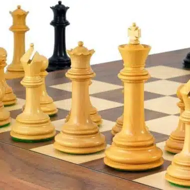Alternative view of Ensemble Parthénon Echiquier en Bois de Noyer et d'Erable, Jeu d'Echecs en Bois d'Ebène et Buis & Coffret de Rangement