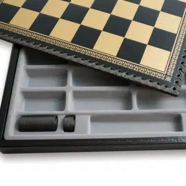 Échiquier en similicuir ouvert posé sur le coffret de rangement vide