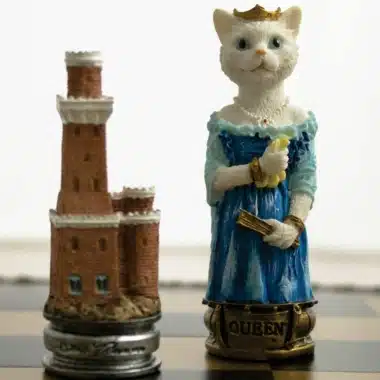 Alternative view of Ensemble Chiens et Chats Echiquier en Similicuir et Jeu d'Echecs en Résine