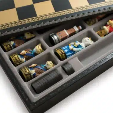 Détail du coffret de rangement ouvert avec pièces chats et chiens casées