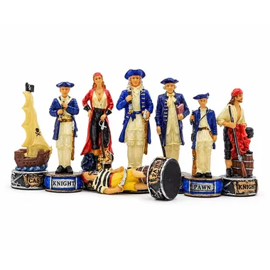 Figurines d'échecs pirates détaillées alignées devant l'échiquier
