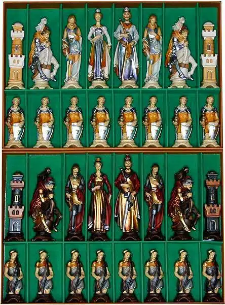 Jeu d'Echecs "Renaissance Peint à l'Huile et Dorures à la Feuille d'Or" en Bois des Alpes Massif Sculpté Traditionnellement