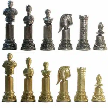 Pièces d'échecs Empire Romain, rangées argentée et dorée côte à côte