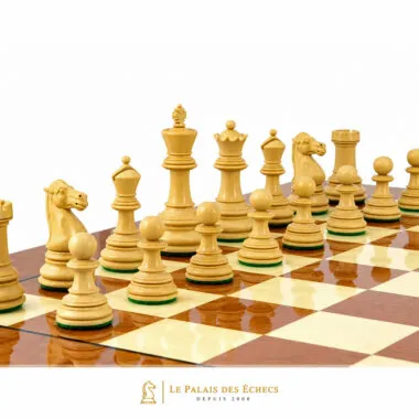 Pièces d'échecs claires en bois, détail du roi, de la dame et des cavaliers