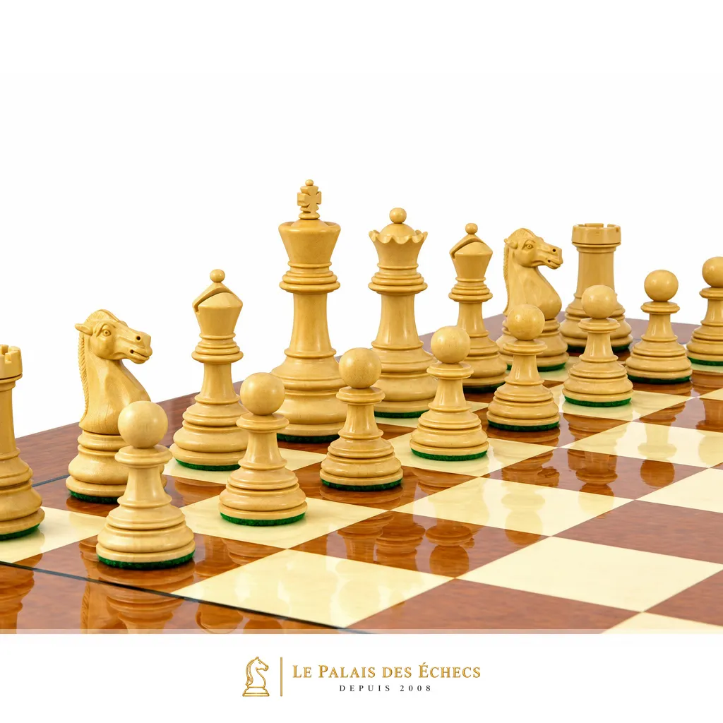 Pièces d'échecs claires en bois, détail du roi, de la dame et des cavaliers