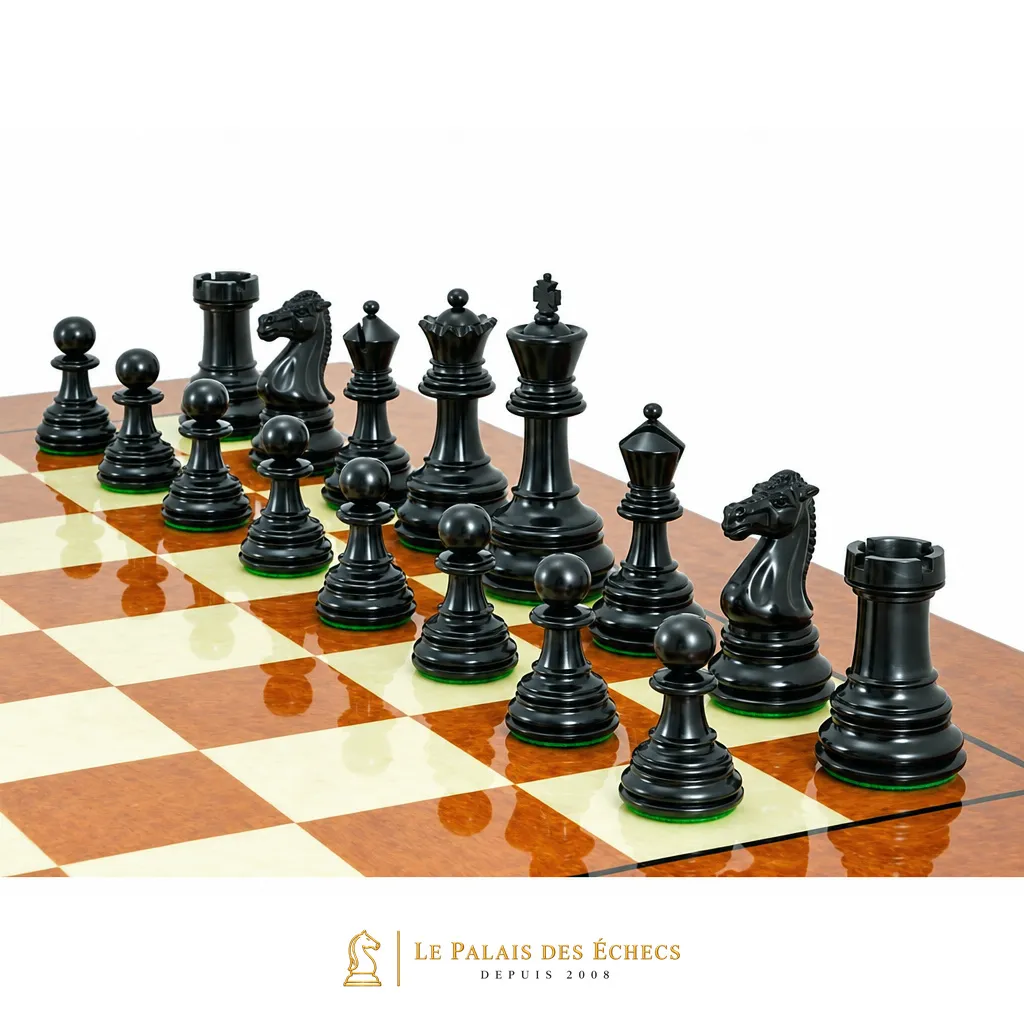 Pièces d'échecs en bois d'ébène noir, détail du roi, de la dame et des tours