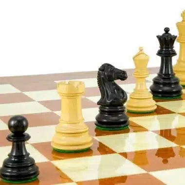 Ensemble Cheltenham Luxe Echiquier en Bois d'Orme et de Racine d'Erable Laqué & Jeu d'Echecs en Bois d'Ebène – Image 6
