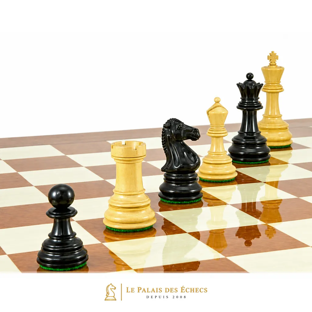 Détail rapproché des pièces d'échecs noires et claires sur l'échiquier laqué