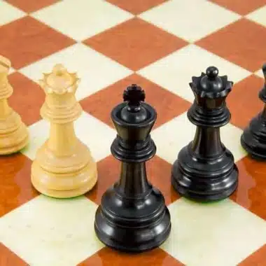 Ensemble Cheltenham Luxe Echiquier en Bois d'Orme et de Racine d'Erable Laqué & Jeu d'Echecs en Bois d'Ebène – Image 7
