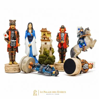 Pièces d'échecs samouraï avec tour et dame, détail des figurines peintes