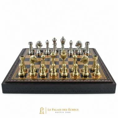 Ensemble Staunton Mix II posé fermé avec pièces en métal alignées dessus