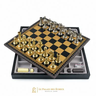 Coffret ouvert montrant le compartiment de rangement avec échiquier posé dessus
