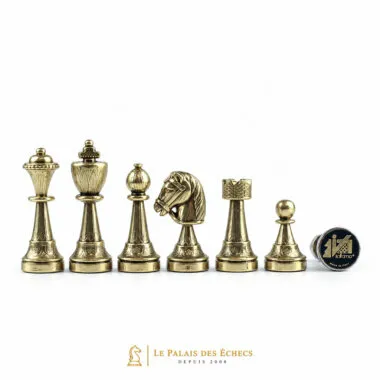 Jeu d'échecs doré complet aligné, pièces en métal massif sur fond blanc