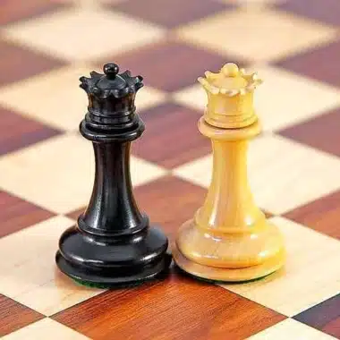 Dame noire et dame claire du jeu Souverain III, face à face sur l'échiquier