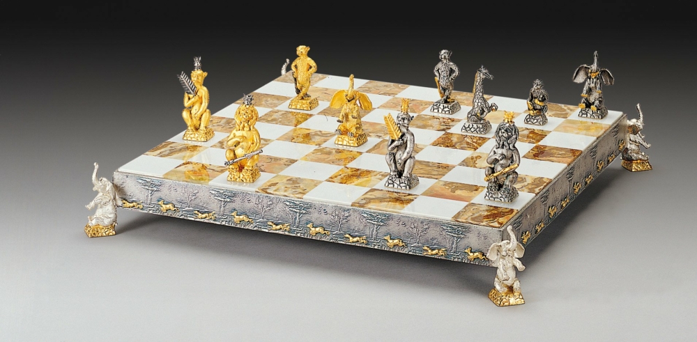 Ensemble "Animaux de la Jungle" Echiquier et Jeu d'Echecs en Bronze, Onyx et Or 24 Carats