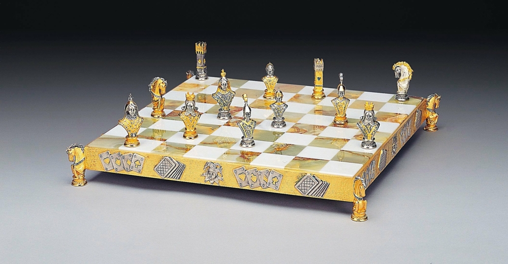 Ensemble "Poker I" Echiquier et Jeu d'Echecs en Bronze, Onyx et Or 24 Carats