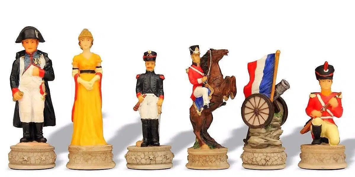 Pièces d'échecs Bataille de Waterloo II avec drapeau français et canon détaillé