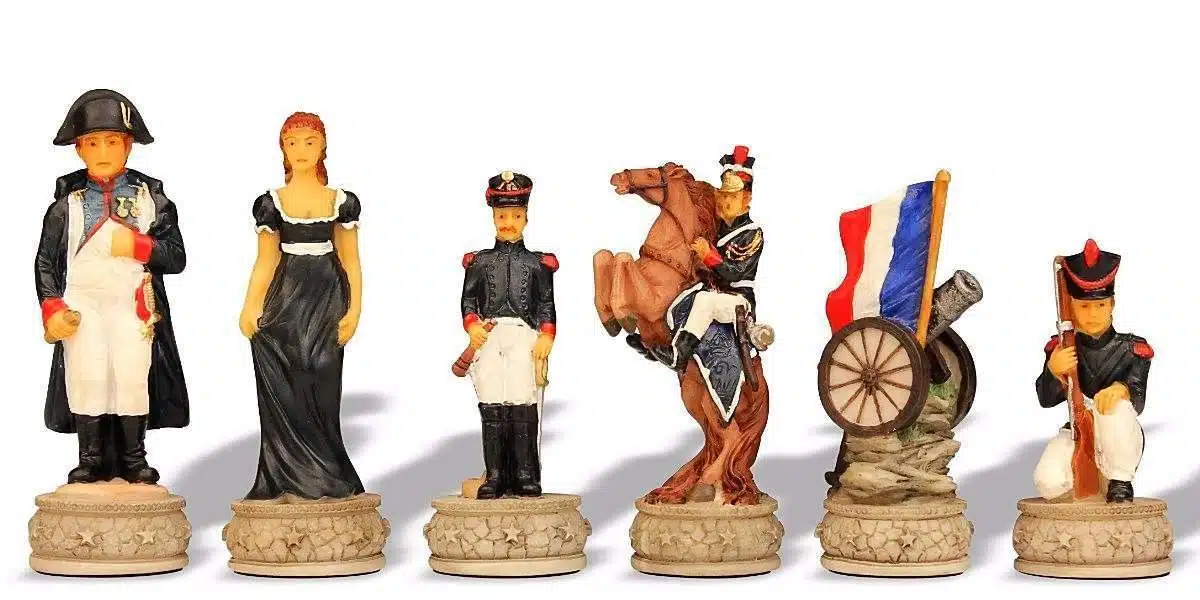 Pièces d'échecs Bataille de Waterloo II : dame, soldat, cavalier et drapeau français