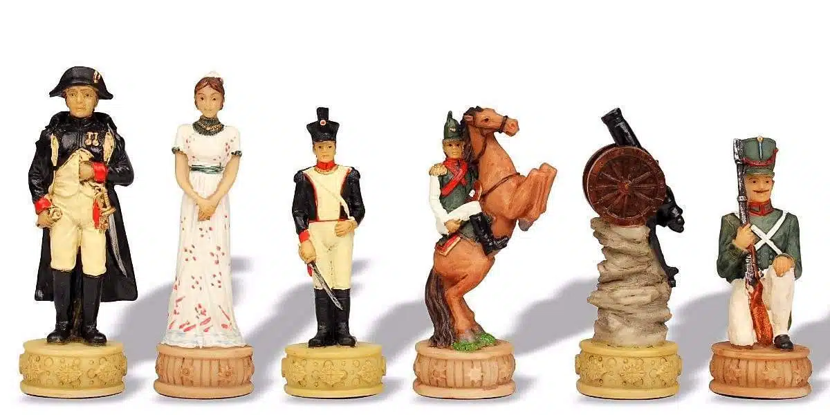 Ensemble Napoléon Campagne de Russie IV Jeu d'Echecs en Résine et Echiquier en Bois Teinté Noir et Ivoire – Image 10