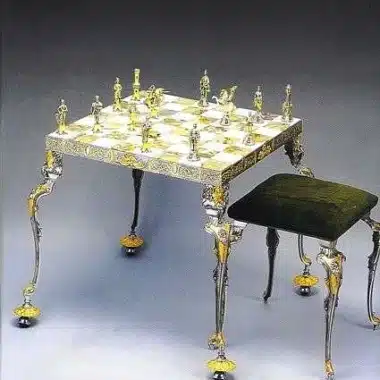 Table d'échiquier médiévale en bronze, onyx et or avec tabouret assorti