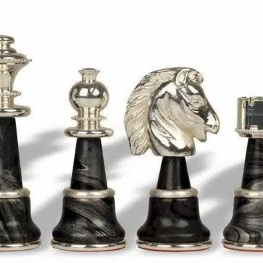 Pièces Staunton Fantasy XL argentées sur base marbrée noire, vue de profil