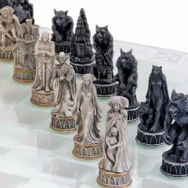 Échiquier en verre avec pièces vampires et loups-garous face à face, vue rapprochée