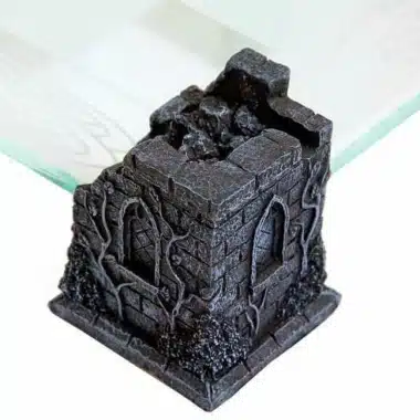 Pièce en forme de tour en ruine, détail sculpté en résine peinte