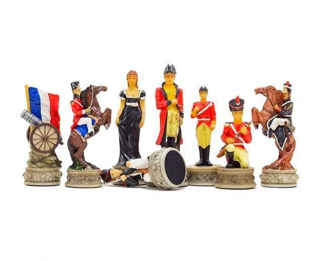 Pièces d'échecs Bataille de Waterloo II alignées avec drapeau français et dame