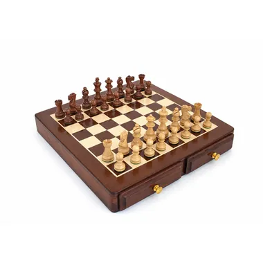 Jeu d'échecs Classic XVI en bois de rose doré disposé sur l'échiquier