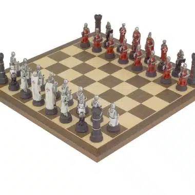 Ensemble Templiers Pièces Echecs en Résine Peintes à la Main et Echiquier en Bois de Noyer et Erable