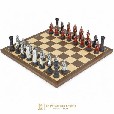 Ensemble Templiers complet, pièces peintes face à face sur échiquier noyer et érable
