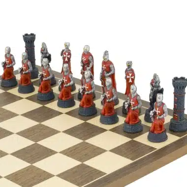 Alternative view of Ensemble Templiers Pièces Echecs en Résine Peintes à la Main et Echiquier en Bois de Noyer et Erable