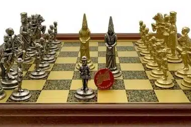 Ensemble Camelot Roi Arthur XV Echiquier sur Pied en Bois et Figurines Roi Arthur en Métal – Image 3