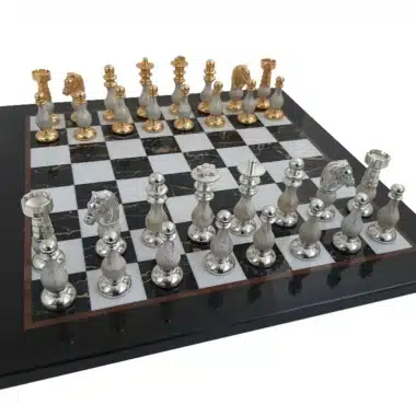 Ensemble Louis XIV Echiquier en Marbre Noir et Blanc et Pieces Echecs en Laiton Plaqué Or et Argent Bois Patiné