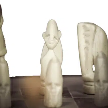 Pièces d'échecs en pierre ollaire blanche, détail des figures sculptées à la main