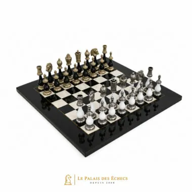 Ensemble jeu d'échecs bicolore V disposé sur l'échiquier en bois d'érable