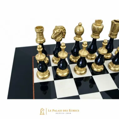 Détail des pièces dorées et noires près d'un coin de l'échiquier