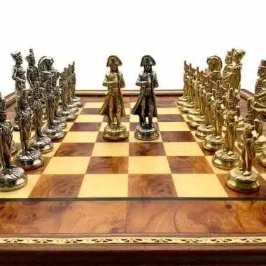 Ensemble Grand Napoléon VI Jeu d'Echecs Napoléon en Métal et Echiquier sur Pied en Bois d'Orme – Image 3