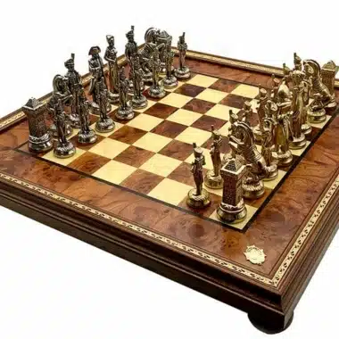 Ensemble Grand Napoléon VI Jeu d'Echecs Napoléon en Métal et Echiquier sur Pied en Bois d'Orme
